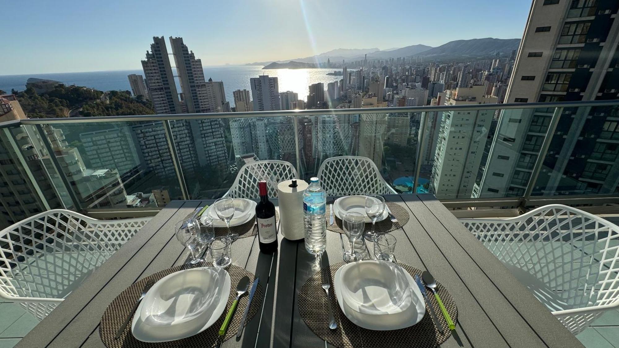 Highrise With Stunning Views From Private Balcony 85 Apartment